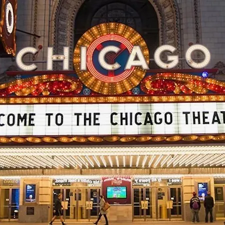 Cheerful Bedroom Free Parking Approx 15 Mins To Downtown Chicago!